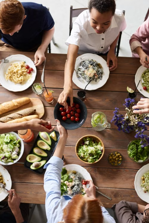 Mesa con varios platos y una comida disfrutable para el bienestar diario